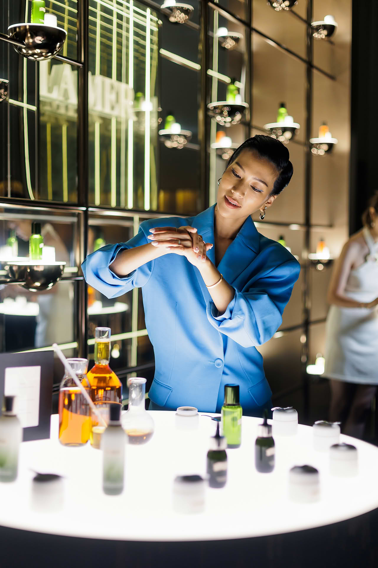 Influencer using product at La Mer WCD PR event