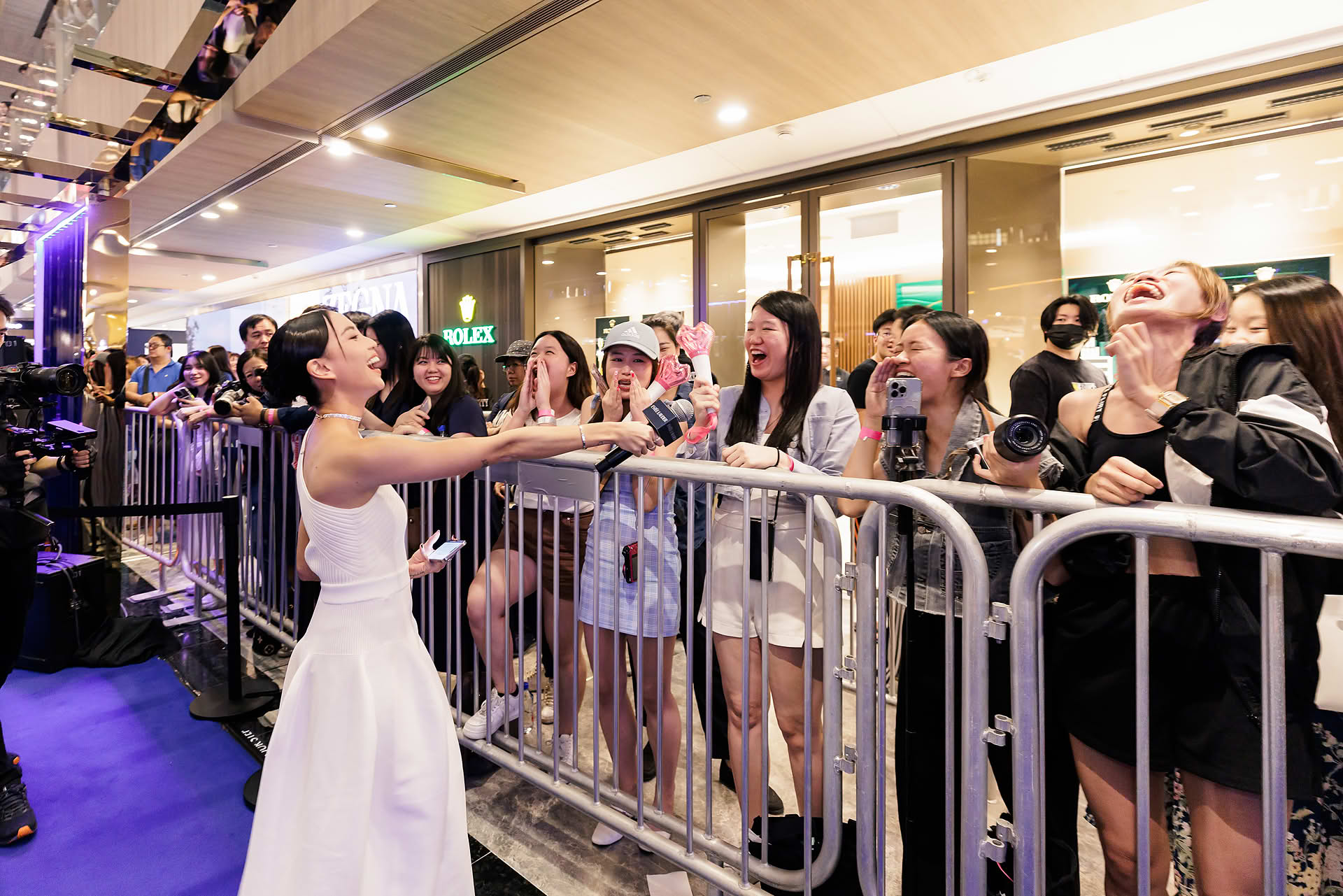 Sonia Chew hyping the fans at Estee Lauder Yoona PR event in Paragon