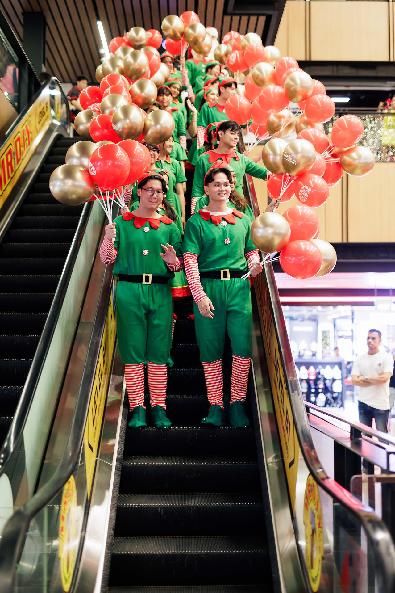 KitKat Christmas elves coming down the escalator