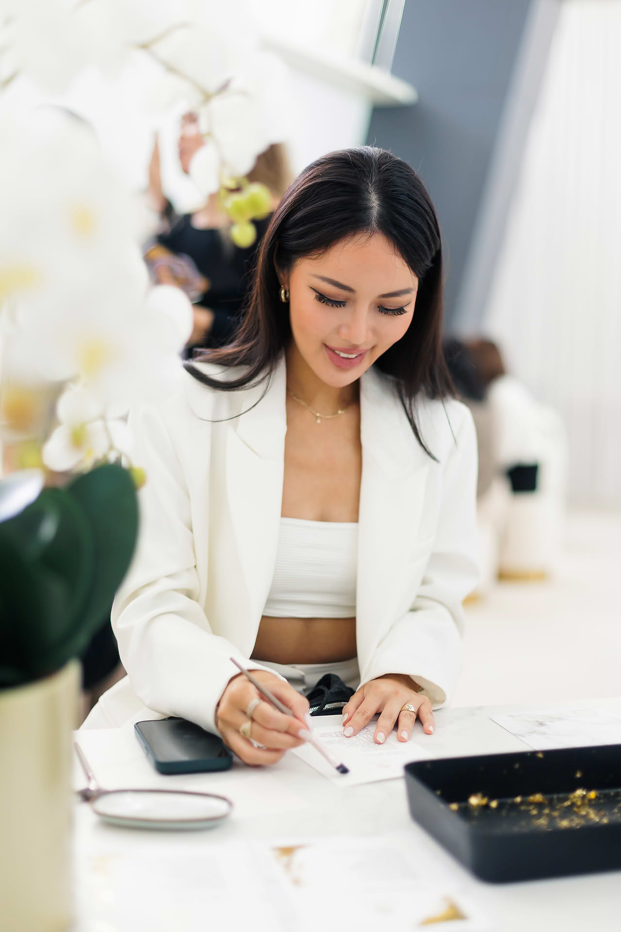 Influencer creating artwork at Estee Lauder Re-Nutriv PR event