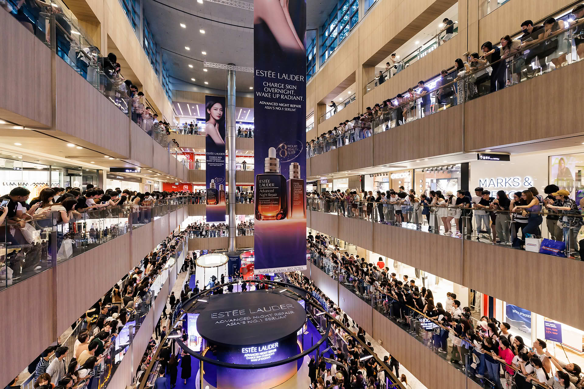 Massive crowd at Estee Lauder Yoona PR event in Paragon