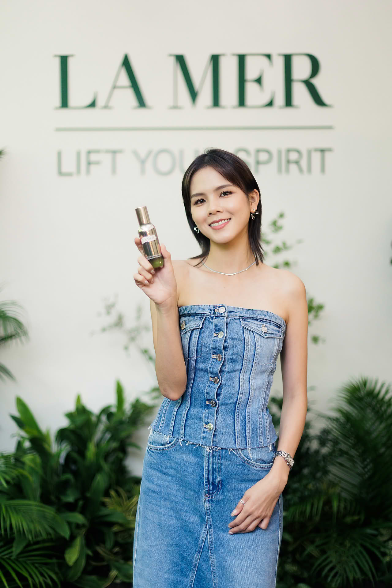 Influencer posing with a product at La Mer WCD