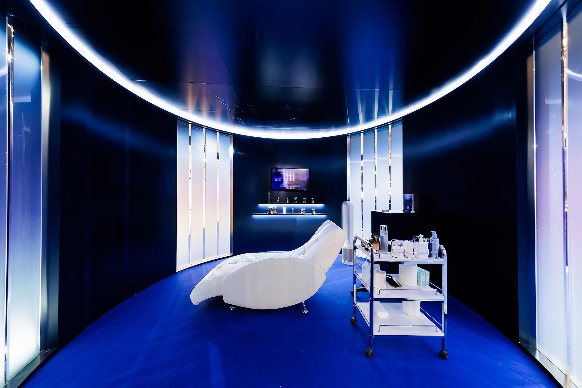 Estee Lauder pop-up stall at Paragon