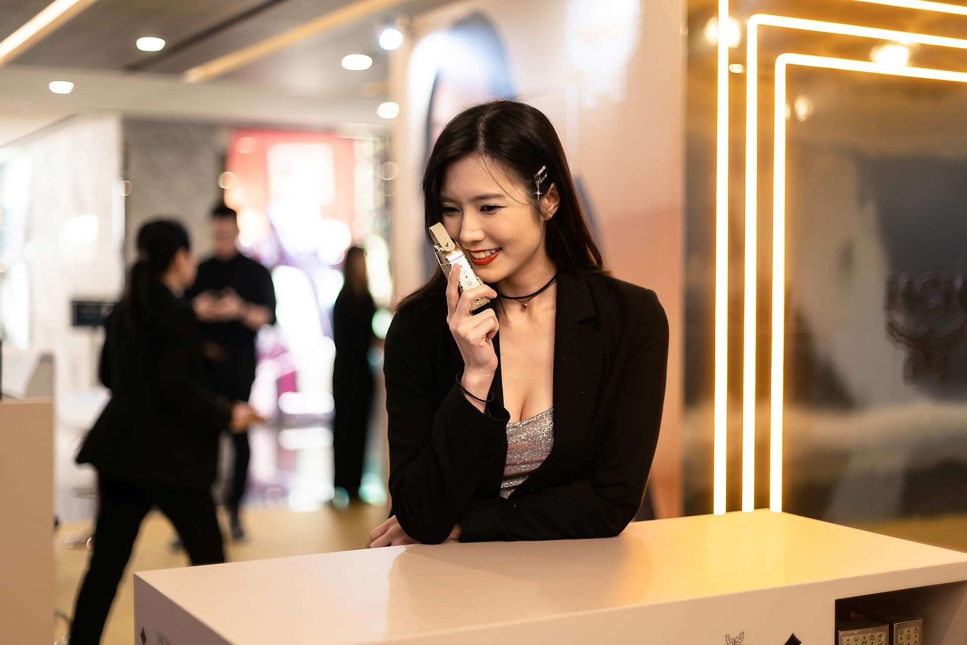 Influencer sampling MCM Ultra perfume