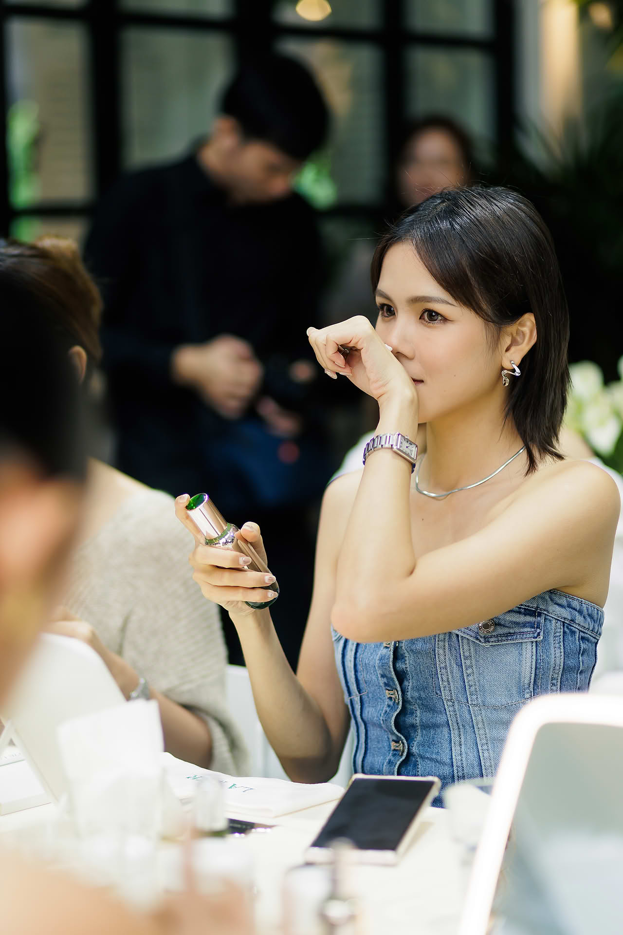 Influencer using a product at La Mer WCD