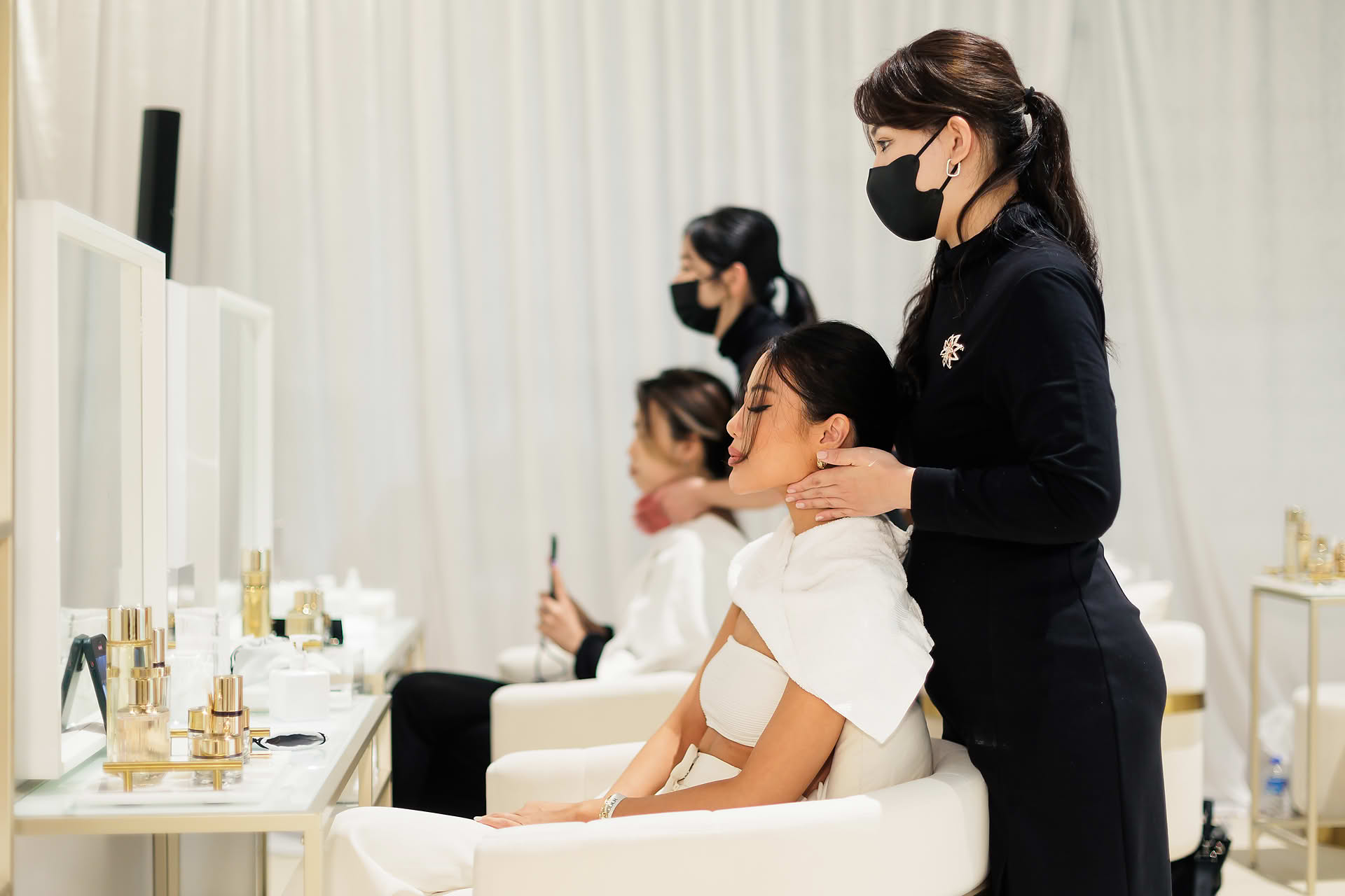 Influencer getting beauty treatment at Estee Lauder Re-Nutriv PR event