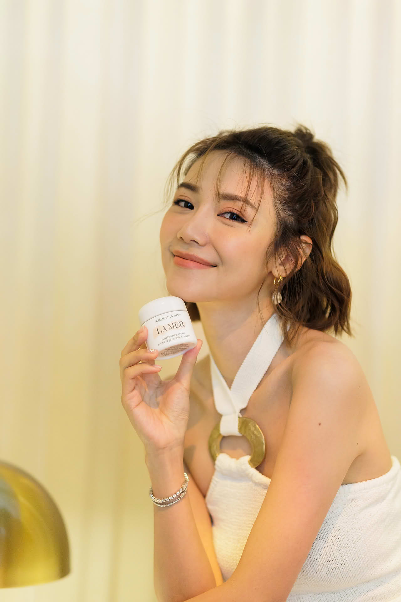 Influencer posing with product during La Mer WCD PR event