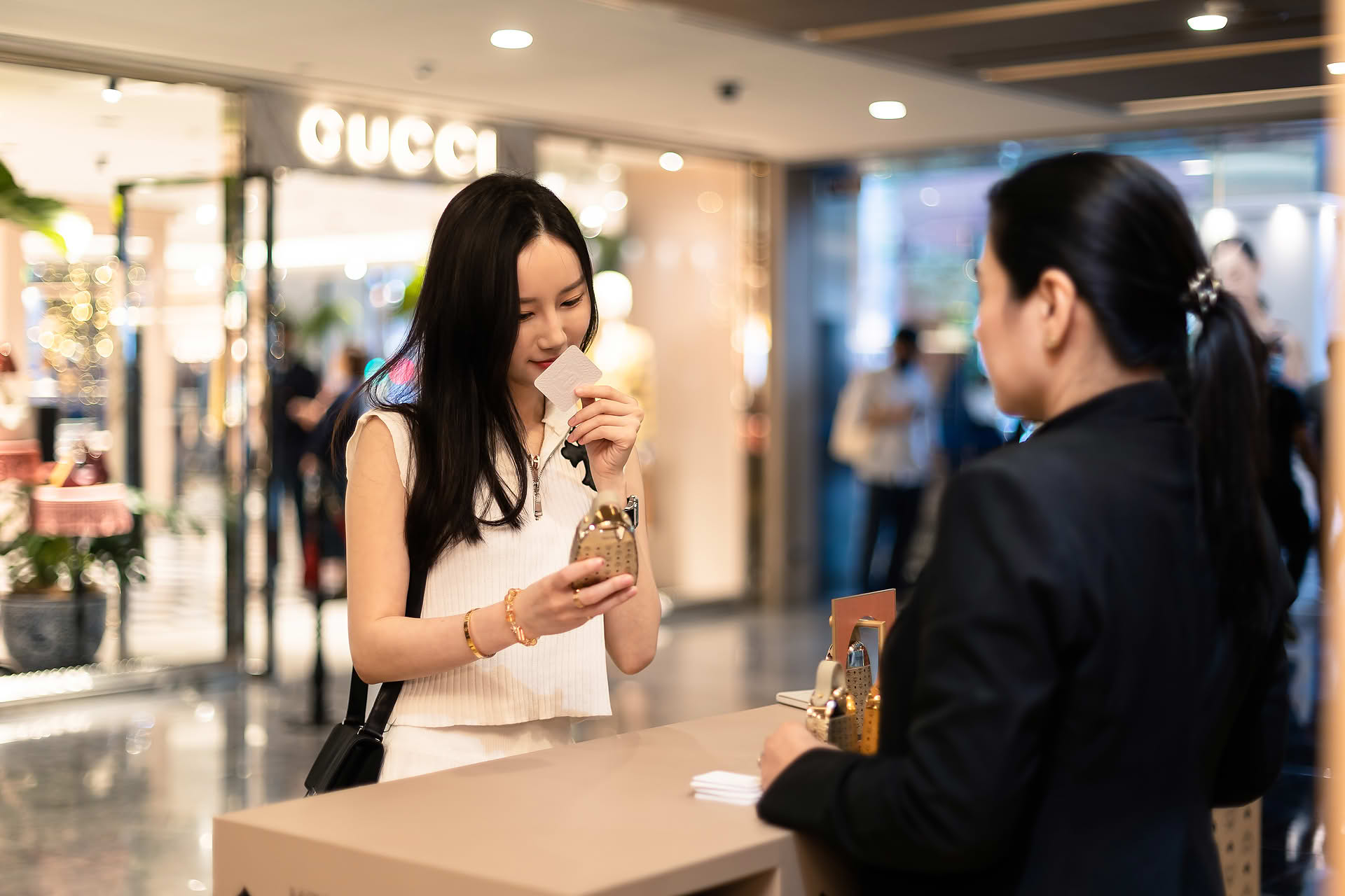 Influencer sampling MCM Ultra perfume