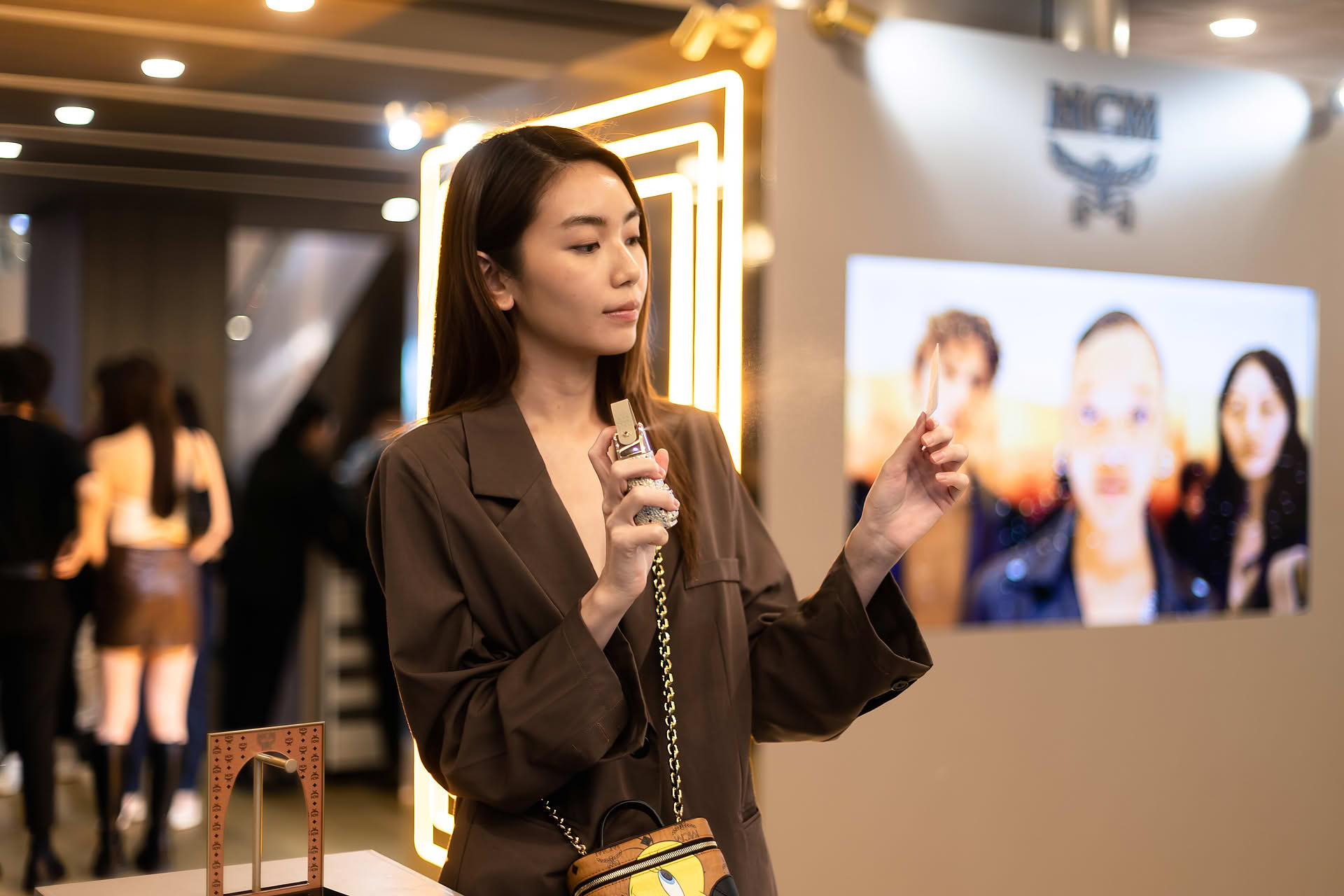 Influencer sampling MCM Ultra perfume