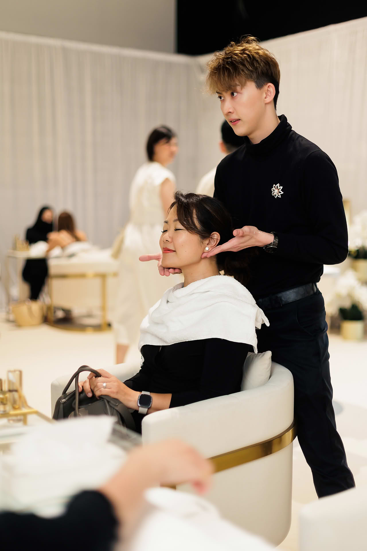Influencer getting beauty treament at Estee Lauder Re-Nutriv PR event