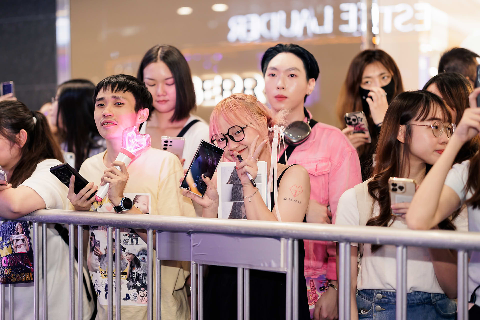 Fans at Estee Lauder Yoona PR event in Paragon