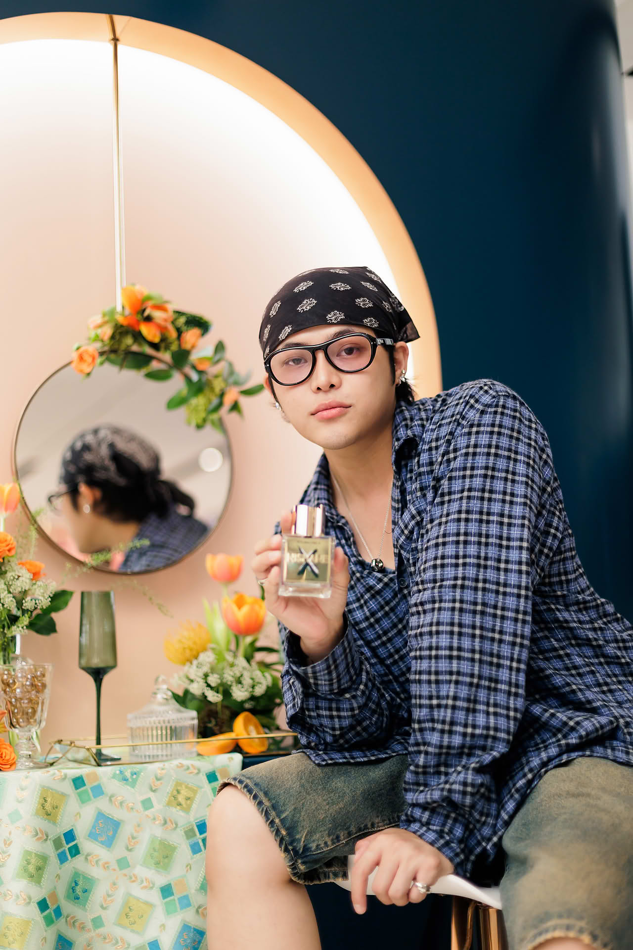 Influncer holding up Nishane Extra de Parfum